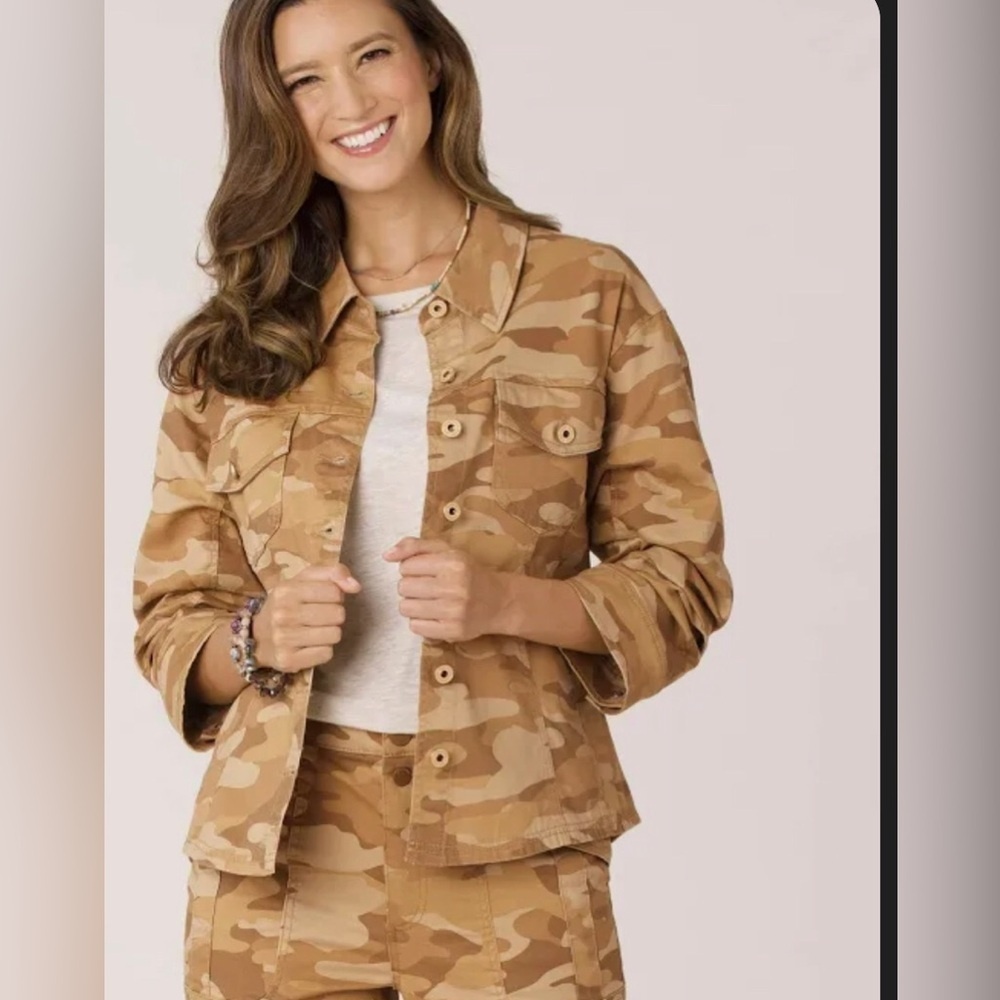 Democracy 3/4 Ruched Sleeve Camo Woven shirt Jacket size medium new